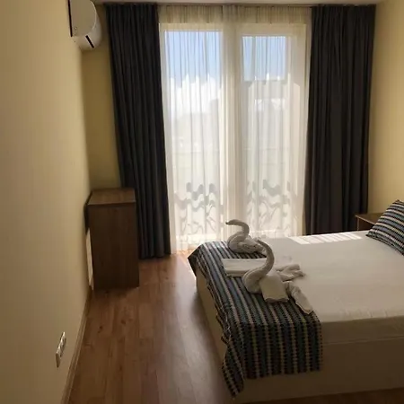 Lazur, Flora Apartment