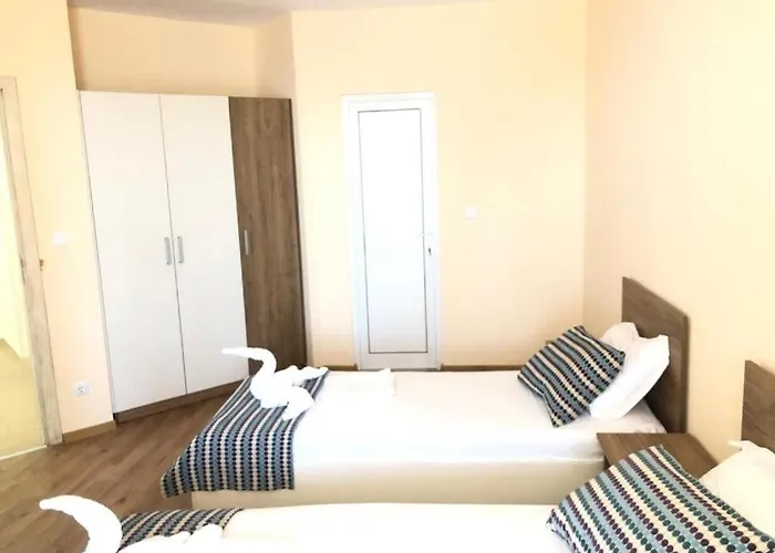 Lazur, Flora Apartment