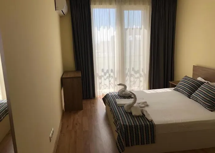 Lazur, Flora Apartment